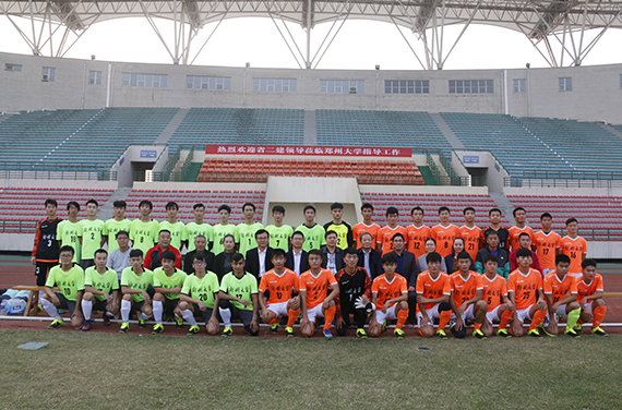 郑州大学、b体育·（sports）官方网站有关领导与足球队员合影留念.jpg