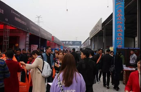 1展会现场参观人员川流不息.jpg 1展会现场参观人员川流不息.jpg