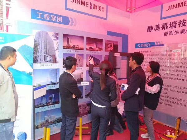 3静美工作人员在介绍公司情况.jpg 3静美工作人员在介绍公司情况.jpg