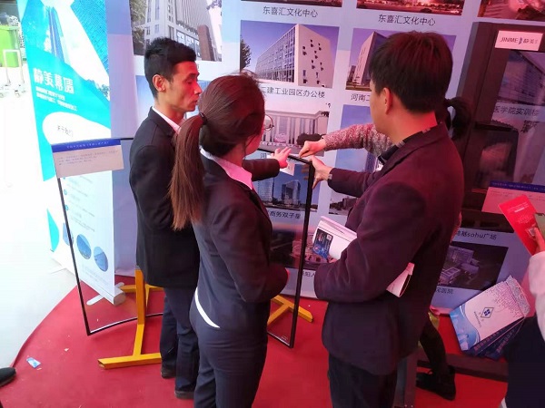 4静美工作人员在讲解展品.jpg 4静美工作人员在讲解展品.jpg