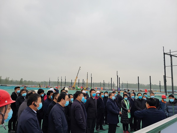 濮阳各级领导在听取濮耐项目汇报.jpg 濮阳各级领导在听取濮耐项目汇报.jpg