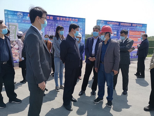 b体育·(sports)官方网站副总经理闫龙广与史占勇副市长就工程创优详细交谈.jpg b体育·(sports)官方网站副总经理闫龙广与史占勇副市长就工程创优详细交谈.jpg