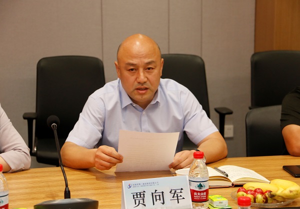 b体育·(sports)官方网站党委副书记、工会主席贾向军宣读《关于变更2019年度劳动模范、岗位标兵奖励方式的决定》.jpg b体育·(sports)官方网站党委副书记、工会主席贾向军宣读《关于变更2019年度劳动模范、岗位标兵奖励方式的决定》.jpg