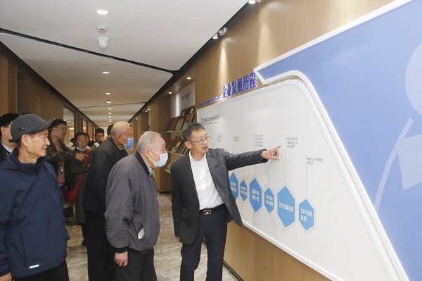 离退休老同志参观b体育·(sports)官方网站总部.jpg 离退休老同志参观b体育·(sports)官方网站总部.jpg