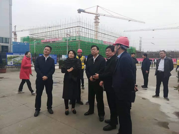 1.项目人员向吴福民常务副市长介绍项目工程情况.jpg 1.项目人员向吴福民常务副市长介绍项目工程情况.jpg