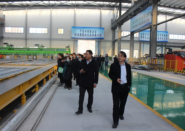 与会人员在园区观摩.jpg 与会人员在园区观摩.jpg