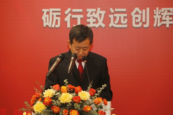 b体育·(sports)官方网站副总经理闫龙广宣读《关于表彰2020年度优秀分包商的决定》.jpg b体育·(sports)官方网站副总经理闫龙广宣读《关于表彰2020年度优秀分包商的决定》.jpg