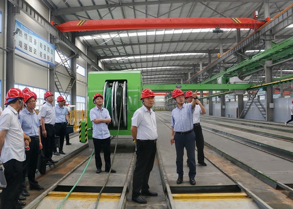 参观园区生产车间2.jpg 参观园区生产车间2.jpg