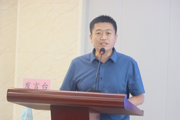 3、新乡市市政工程处有限公司党委副书记、董事张家伟作总结发言.jpg 3、新乡市市政工程处有限公司党委副书记、董事张家伟作总结发言.jpg