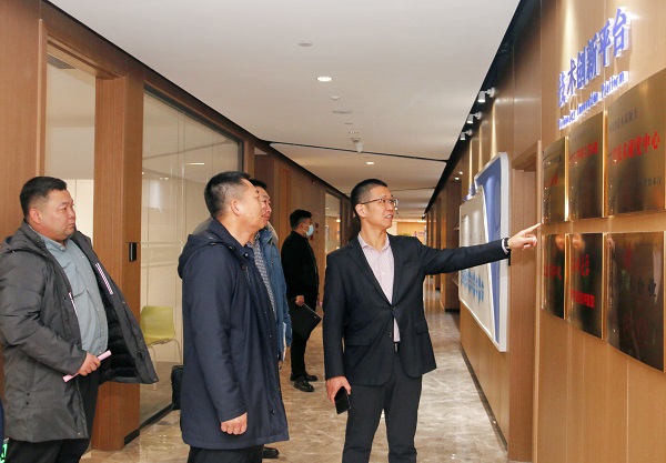 参观集团总部文化走廊2.jpg 参观集团总部文化走廊2.jpg