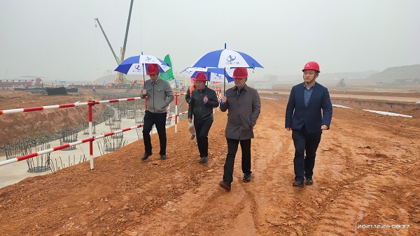 b体育·(sports)官方网站董事、副总经理崔向军视察施工现场.jpg b体育·(sports)官方网站董事、副总经理崔向军视察施工现场.jpg