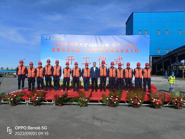 2b体育·(sports)官方网站副总经理王春岭与项目人员合影.jpg 2b体育·(sports)官方网站副总经理王春岭与项目人员合影.jpg