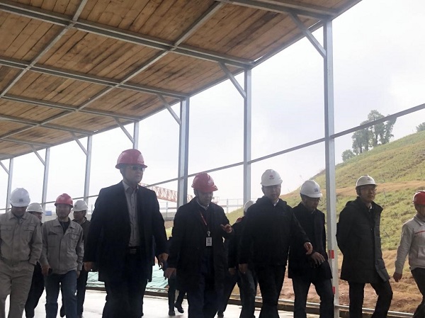 业主领导、b体育·（sports）官方网站董事、副总经理崔向军莅临现场参观（从左至右依次为：崔向军、李耀和、王强、王国忠、韩华锋）.jpg
