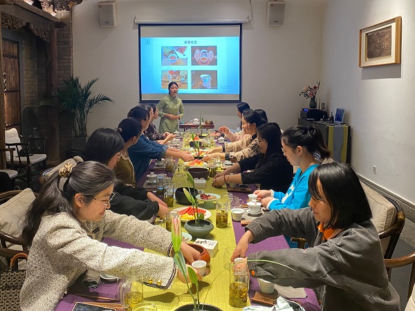 国际公司共同学习茶事礼仪.jpg 国际公司共同学习茶事礼仪.jpg