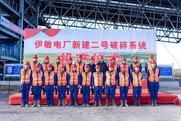 附件4 投产仪式现场b体育·（sports）官方网站领导与项目部成员合影留念.jpg