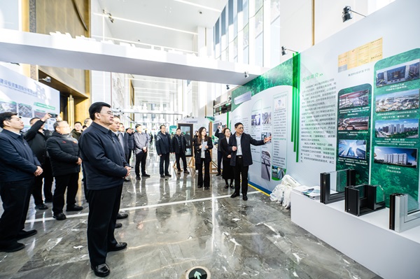 省、厅领导参观b体育·（sports）官方网站展台 (2).jpg