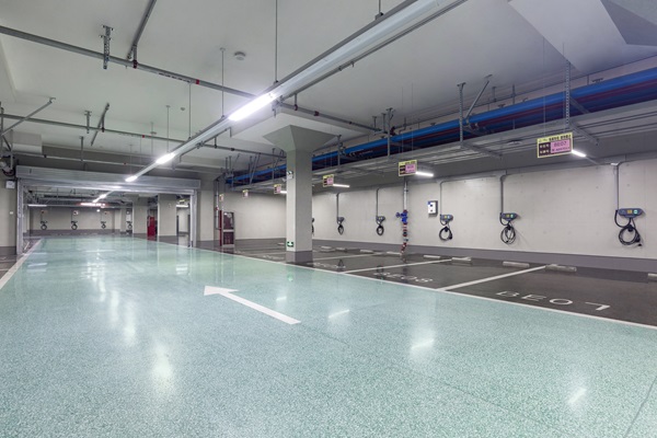 4水磨石地面色泽均匀,车位号、导向线一次成型.jpg 4水磨石地面色泽均匀,车位号、导向线一次成型.jpg