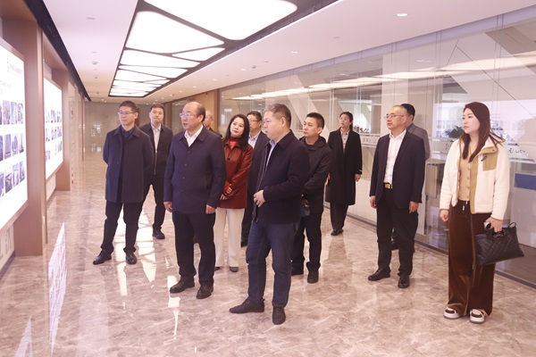 b体育·(sports)官方网站董事长祝建明陪同孙秘书长一行参观企业文化长廊.jpg b体育·(sports)官方网站董事长祝建明陪同孙秘书长一行参观企业文化长廊.jpg